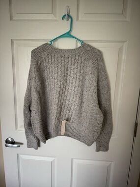 Universal Thread Speckled Light Gray Cable Crewneck Sweater